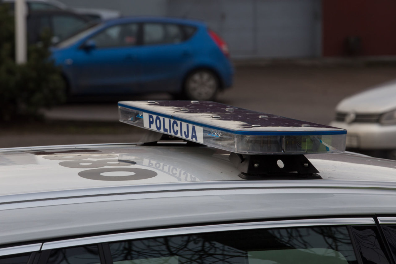 Vilniuje neblaivus vairuotojas taranavo policijos automobilį