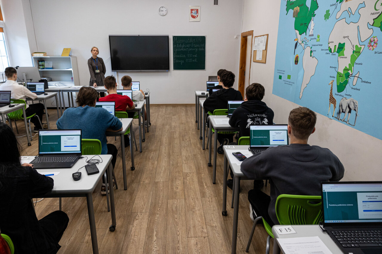 Mokytojų algos Lietuvoje ir svetur: ar jų dydis vis dar pagrindinė problema?