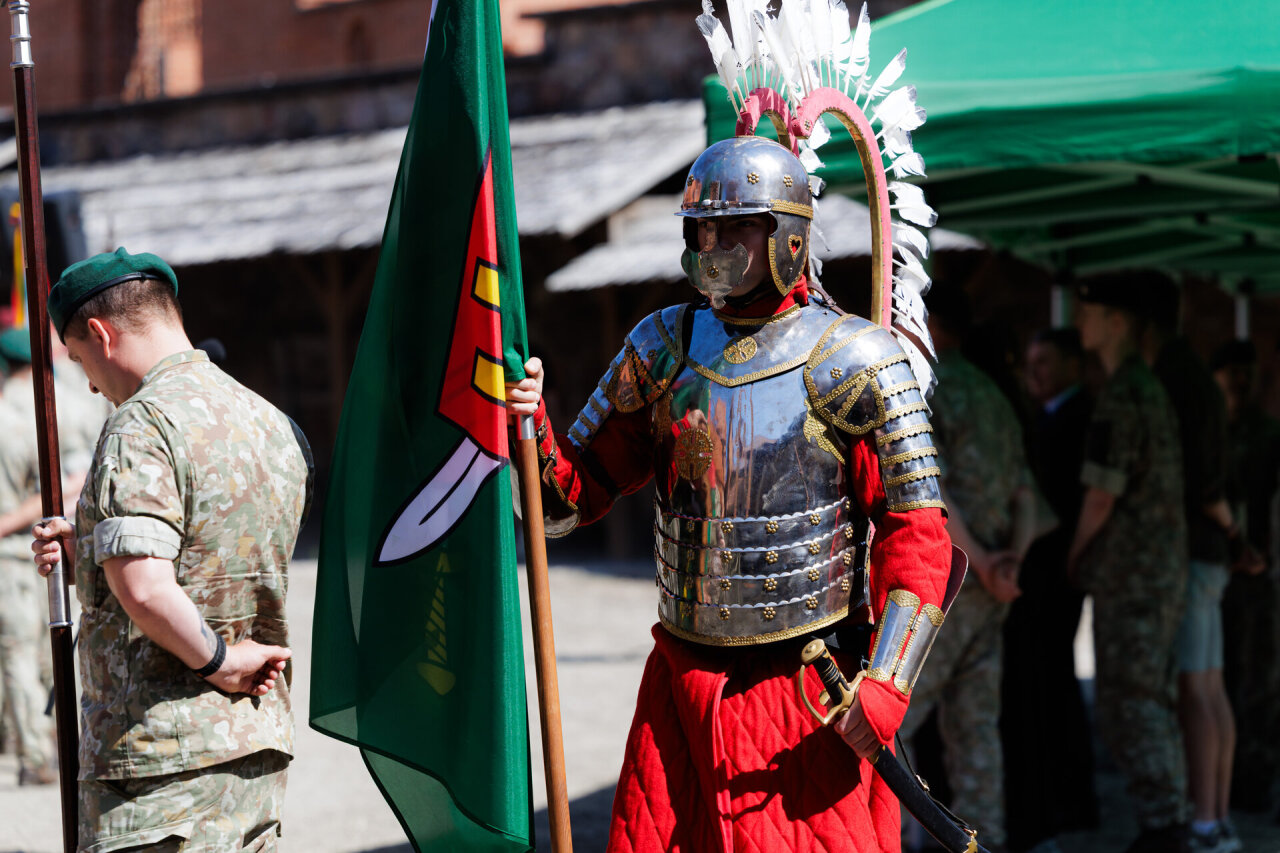 Minint Sausumos pajėgų dieną Trakų pilies kieme – žygio vėliavų perdavimo ceremonija