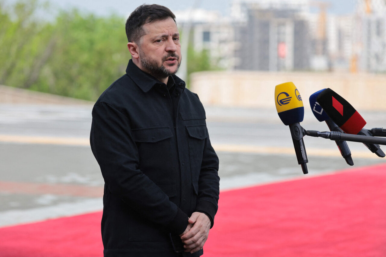 Volodymyras Zelenskis: Rusija fronte nesilaiko paliaubų
