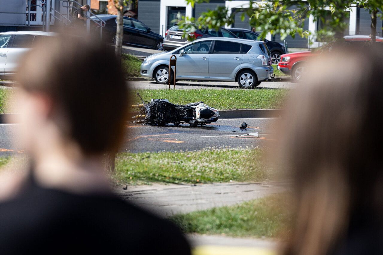 Tragi&scaron;kas penktadienis sostinėje: per susidūrimą su sunkvežimiu žuvo motociklininkas, sužeistas praeivis