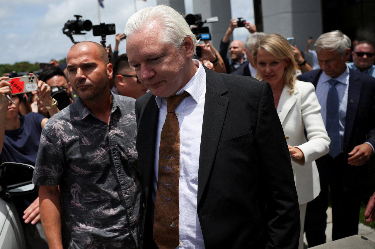 Julianas Assange'as pripažino kaltę ir išėjo į laisvę