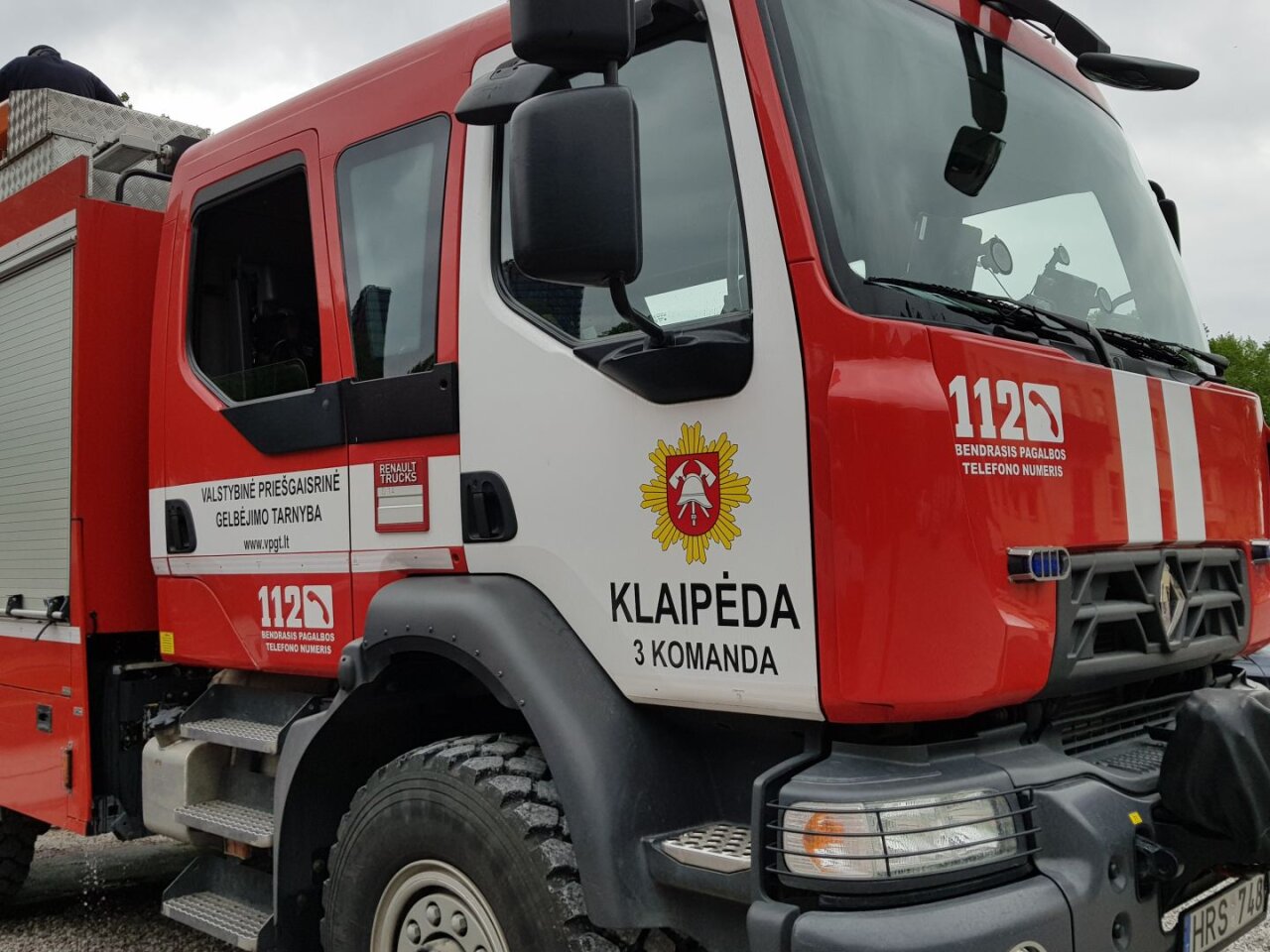 Klaipėdoje naktį degė du automobiliai ir sandėliukai