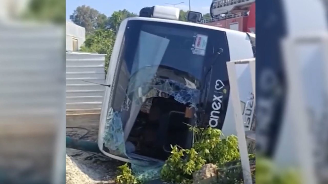 Antalijoje apsivertė turistus vežęs mikroautobusas: 18 rusų skubiai išvežti į ligonines