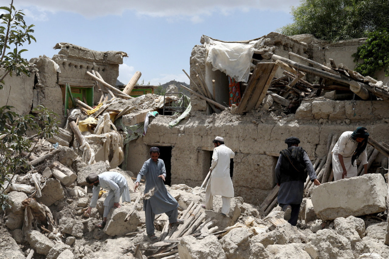 Žemės drebėjimo Afganistane aukų skaičius pasiekė 1150