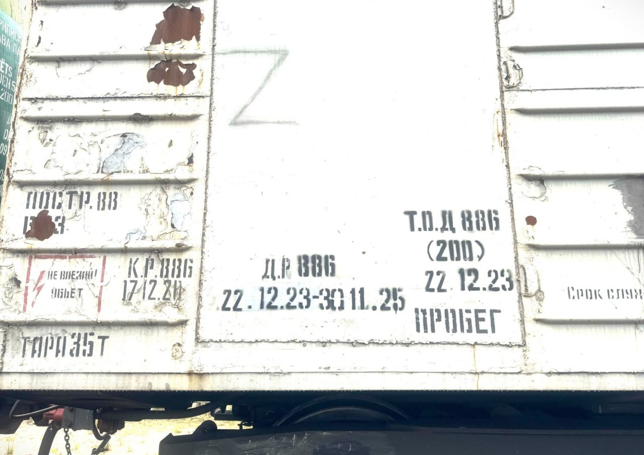 Į Lietuvą neįleistas į Kaliningradą vykęs traukinio vagonas su „Z“ ženklu