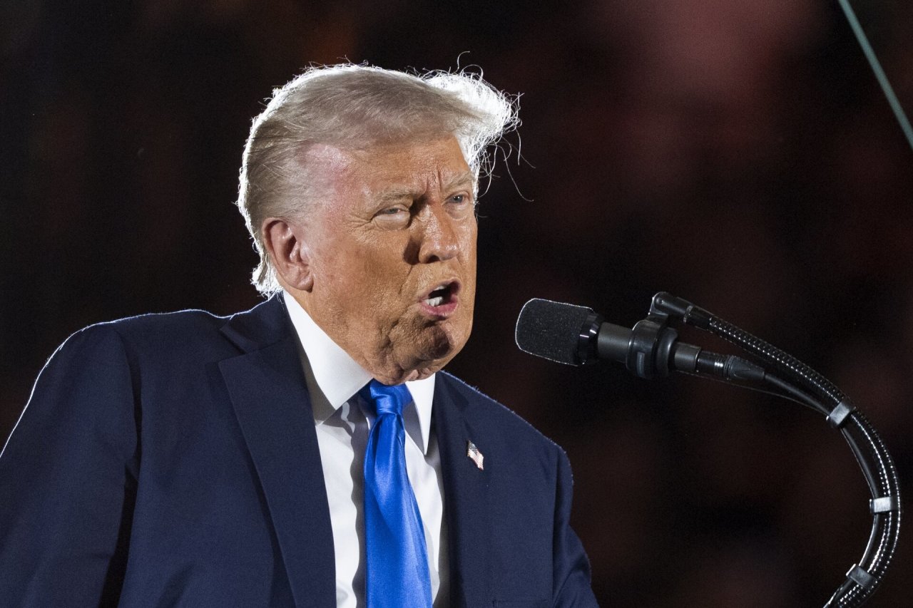 Trumpą įsiutino nepalanki jį remiančios „Fox News“ apklausa: reikalauja atsikratyti jos rengėjų