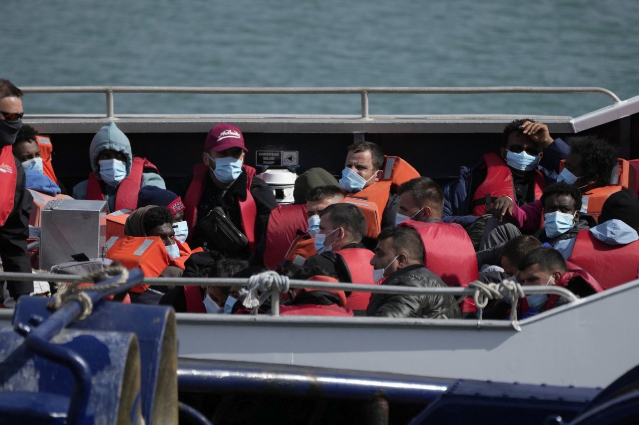 Pirmadienį į JK per Lamanšo sąsiaurį atplaukė rekordinis šįmet skaičius migrantų