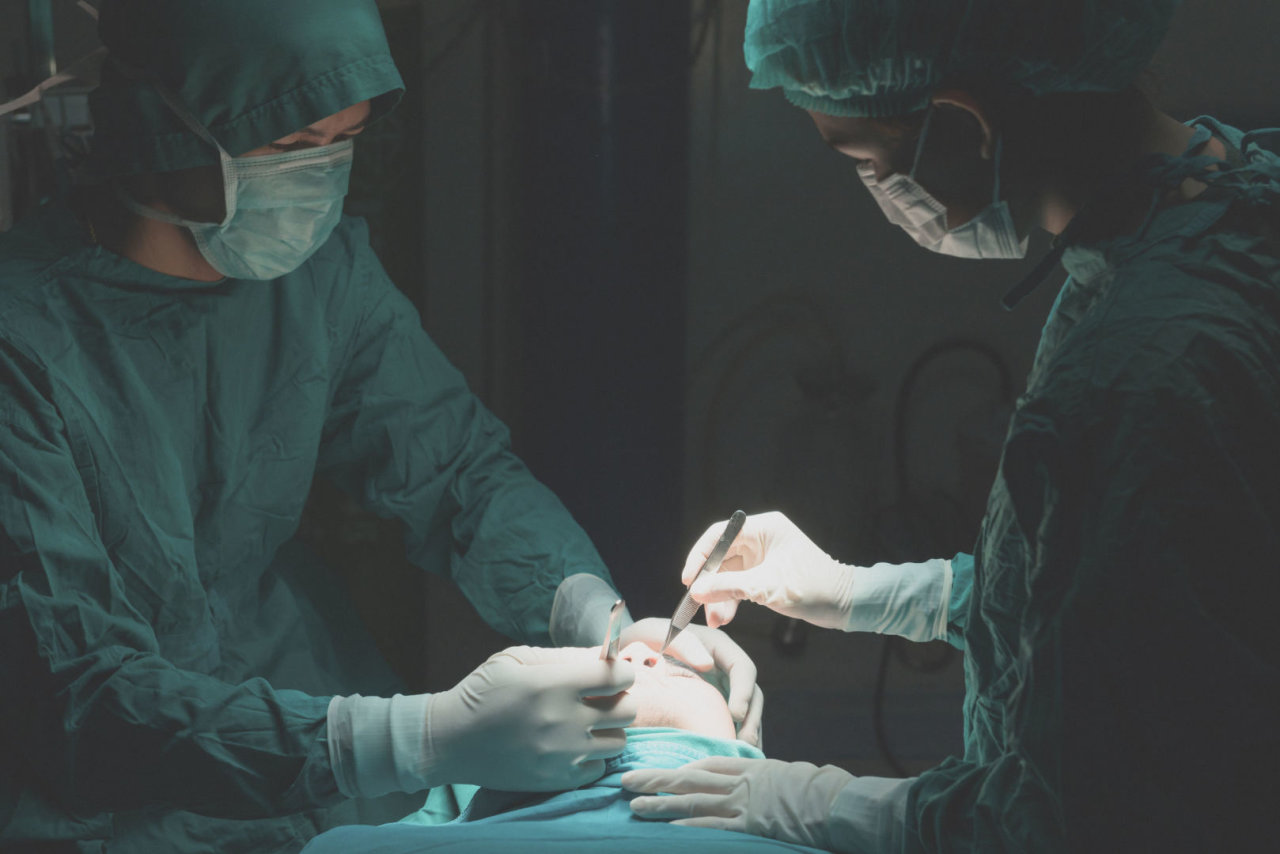 Po tariamai nevykusios plastinės operacijos – grasinimų pluoštas Kauno chirurgui: klinika pasamdė net apsaugą
