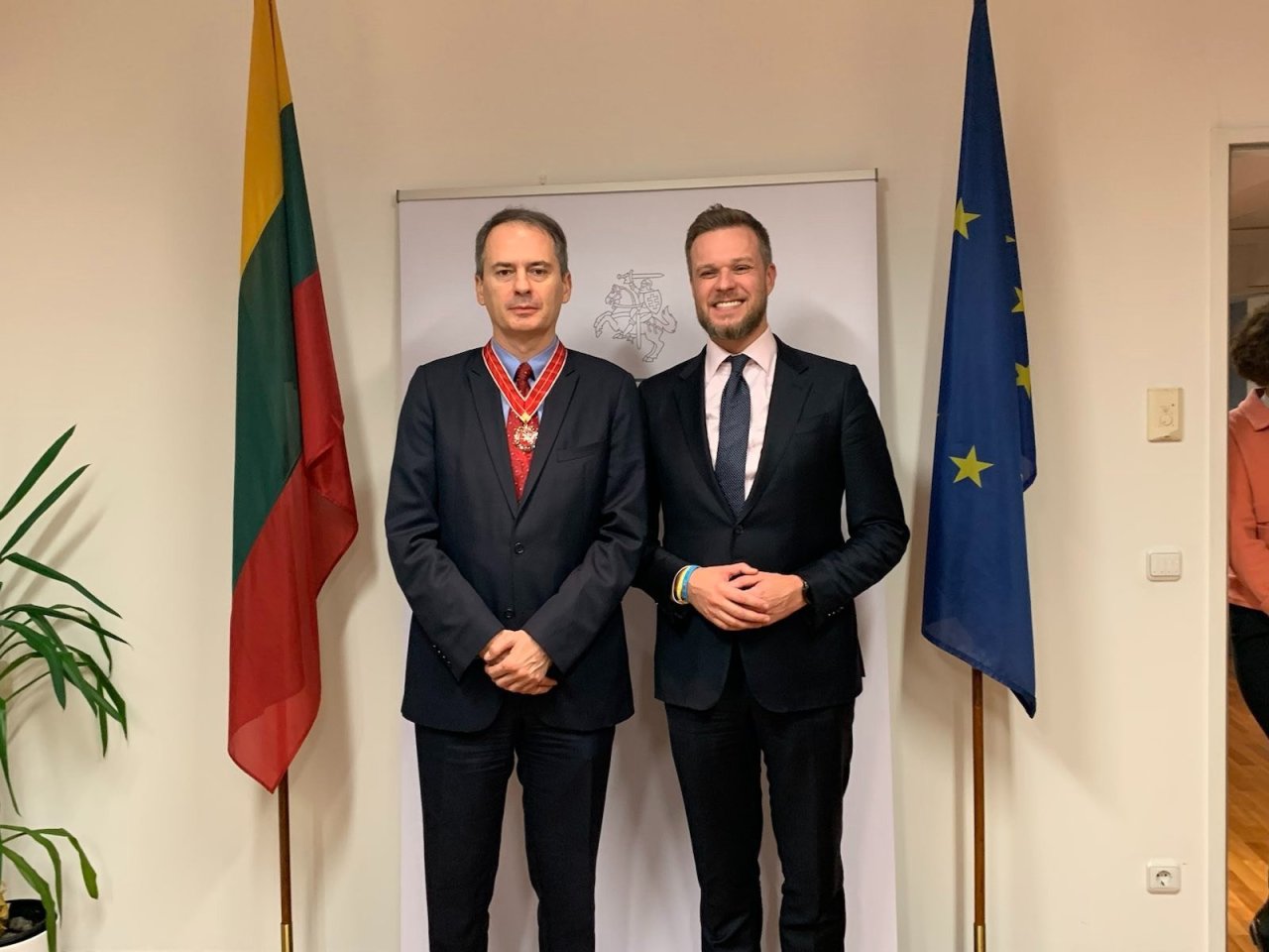 „Lietuvos diplomatijos žvaigždė“ įteikta „Bellingcat“ vadovui, Lenkijos ambasadoriui ESBO