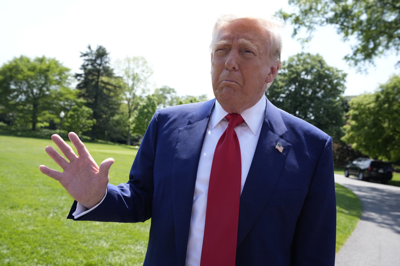 Trumpas apsigalvojo? Ženklai rodo, kad jis keičia poziciją dėl Putino