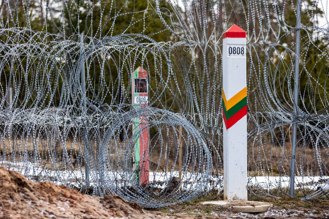 Baltarusijos pasieniečiai ir toliau lydi migrantus į Lietuvą: parodė, kur dar yra spraga