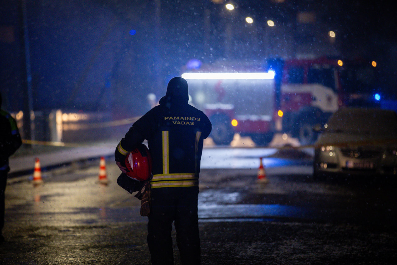 Telšių rajone dega namas