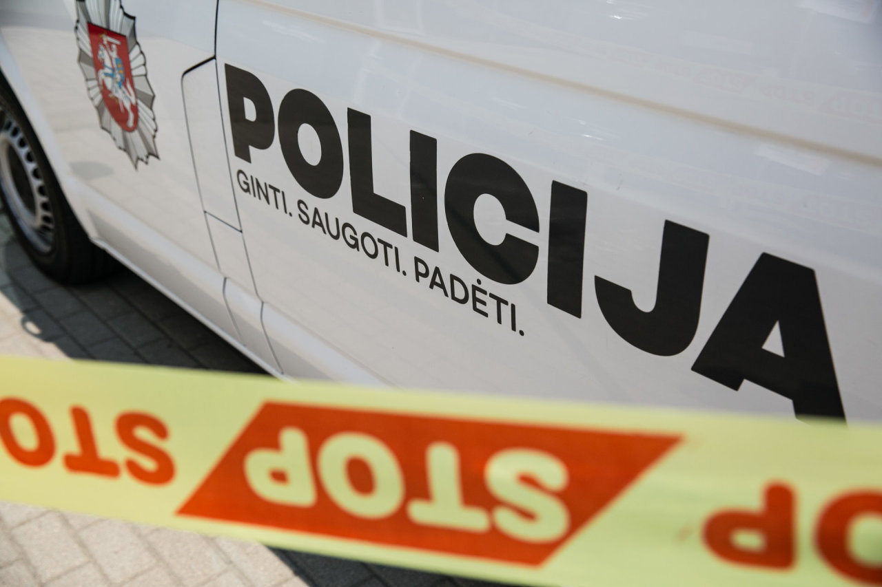 Jurbarko rajone antrą dieną siautėjęs vyras išdaužė buto langą, apgadino automobilį
