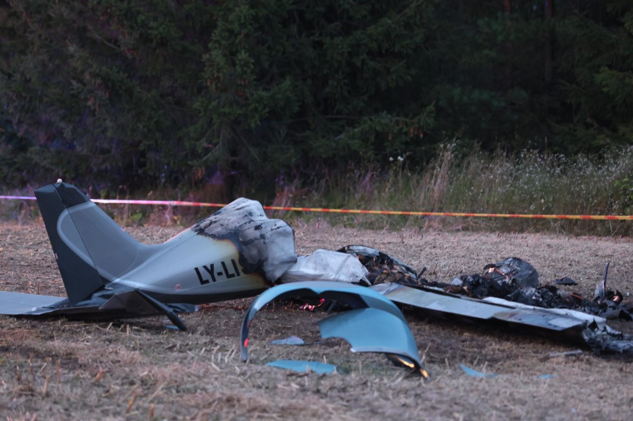 Kauno rajone nukrito ir užsidegė sportinis lėktuvas, du žmonės žuvo