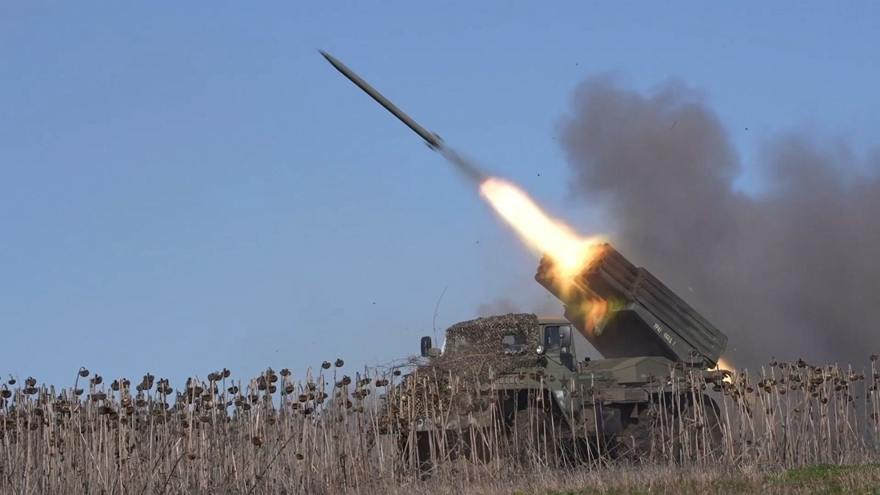 Rusija įtūžo: grasina smogti britų kariniams taikiniams Ukrainoje ir ne tik