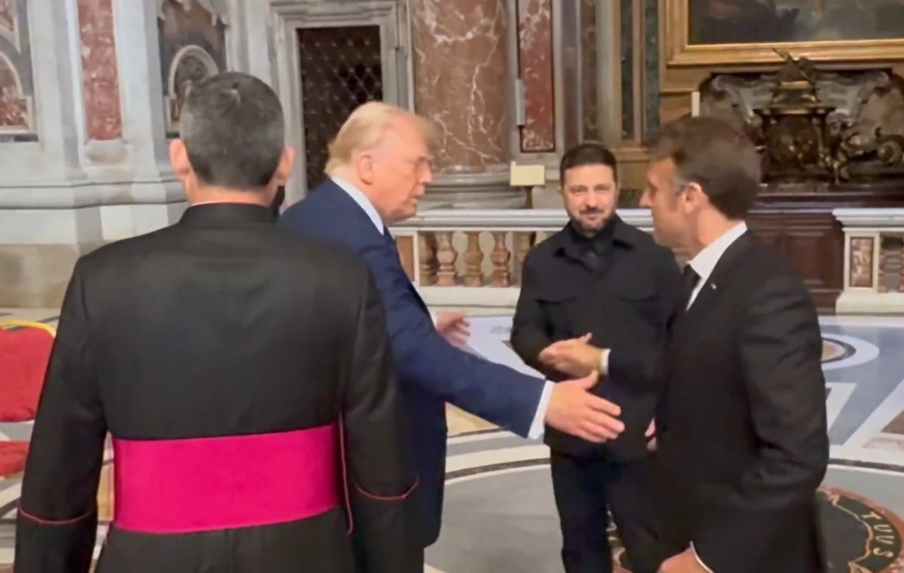 Pamatykite patys: Macronas paspaudė ranką Zelenskiui, o Trumpas liko su ištiestu delnu