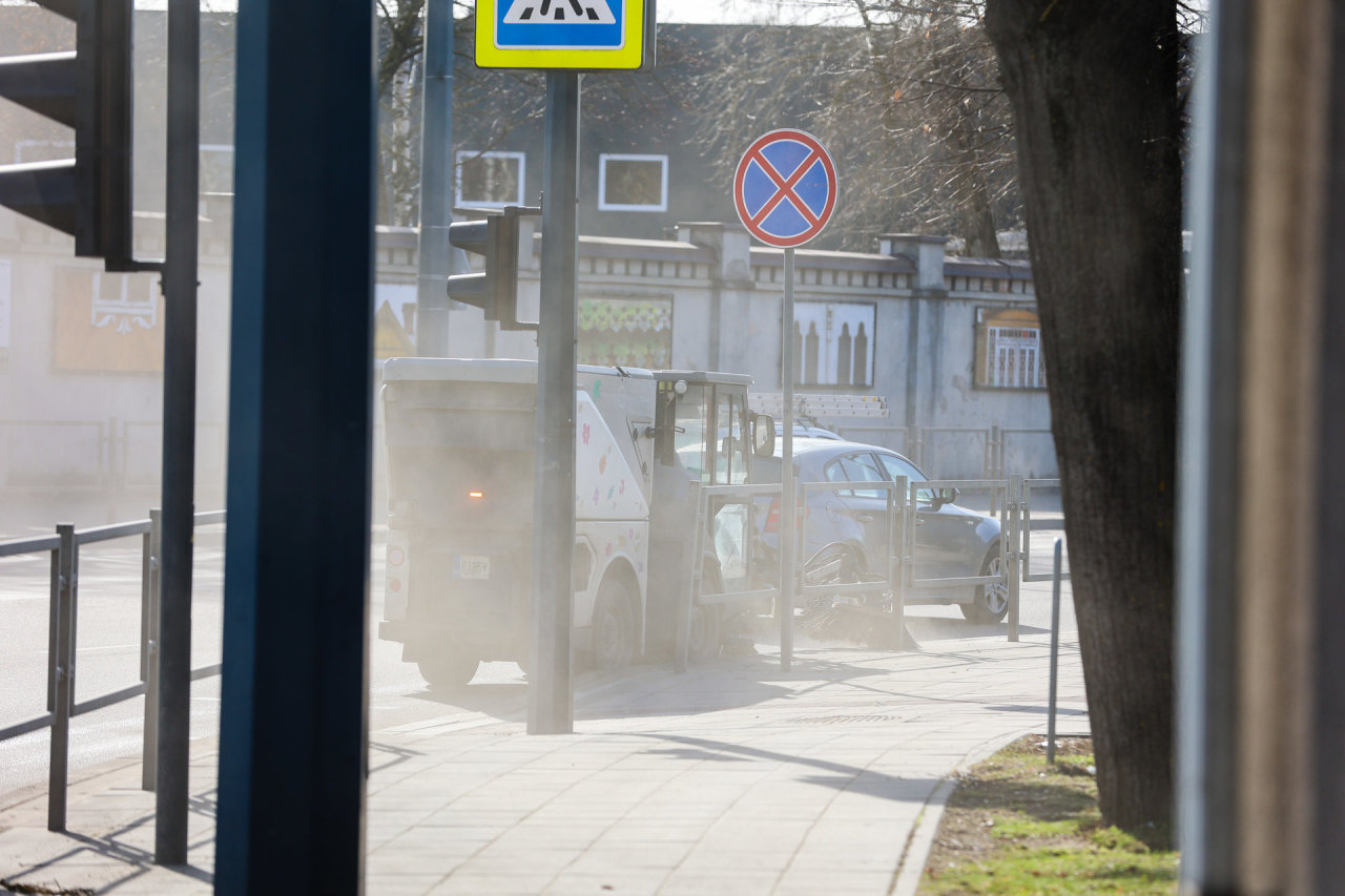 Kaunietis – apie gatvių tvarkymą: vienur valo, kitur teršia – dulkėse skęsta šaligatviai ir langai