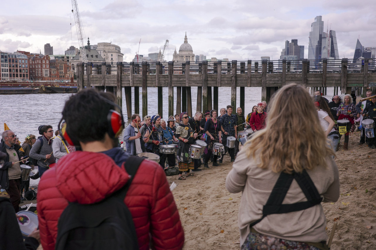 Klimato aktyvistai Londone sutrikdė eismą, užsiropštę ant Karalienės Elžbietos II tilto