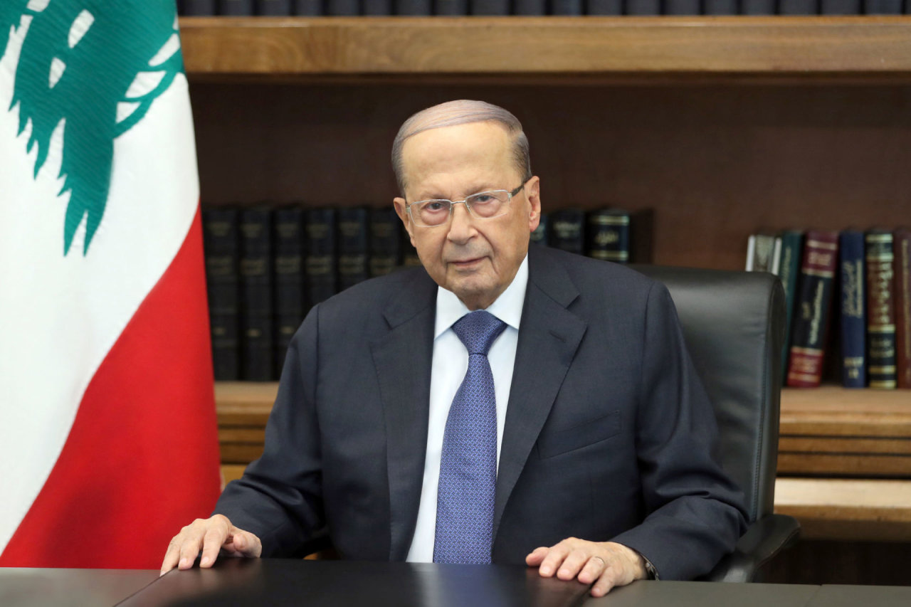 Baigiantis kadencijai ir gresiant valdžios vakuumui, M.Aounas paliko Libano prezidentūrą
