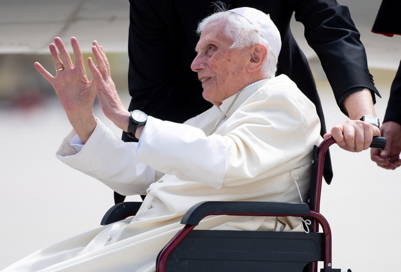 Teigiama, kad Benediktas XVI yra sukrėstas kaltinimų dėl reakcijos į vaikų išnaudojimo bylas
