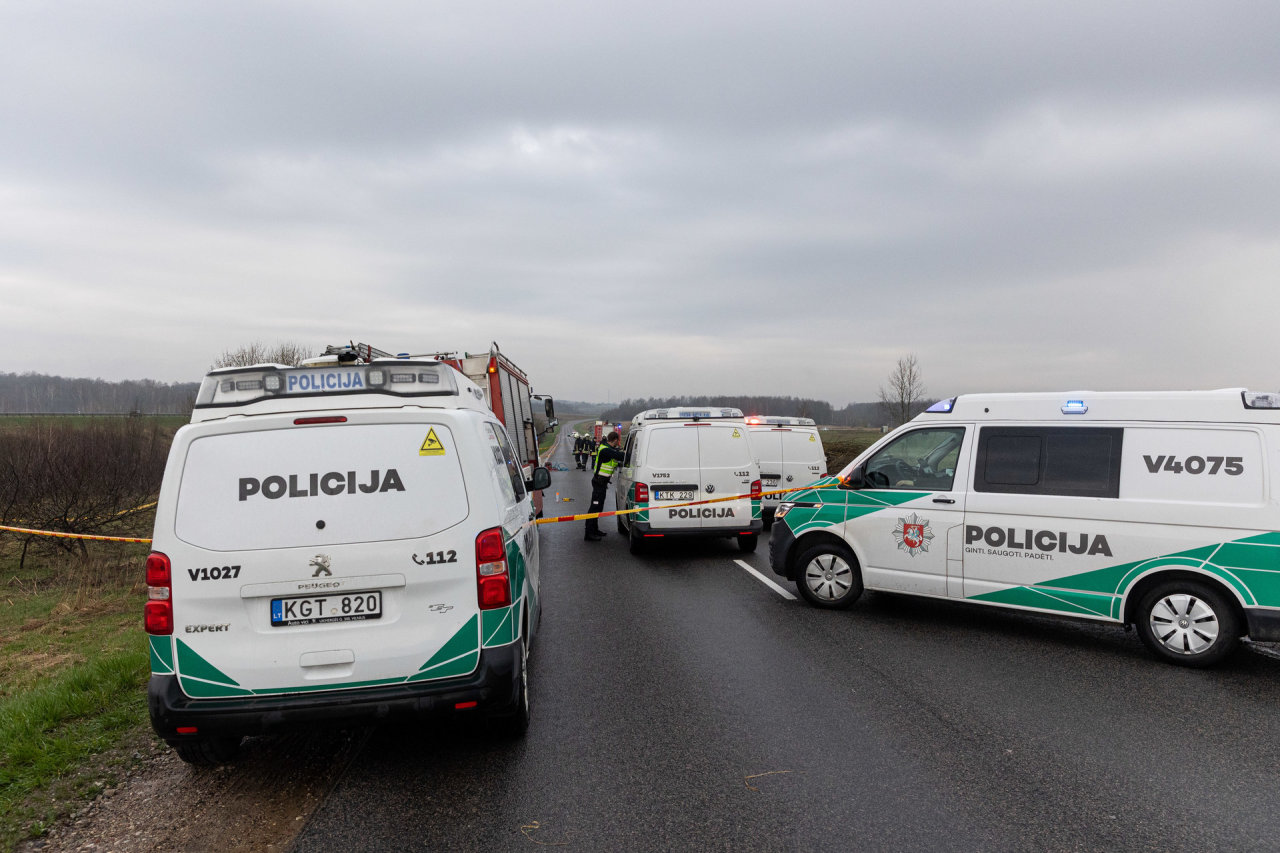 Daugiau detalių apie tragediją Skuodo rajone: žuvo giminaičių vaikas, vairuotoja – su klevo lapu
