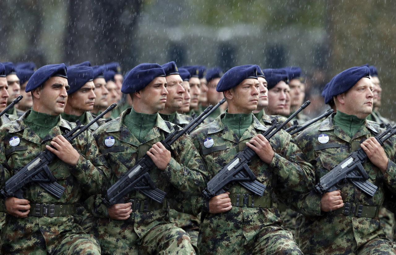 Didėjant įtampai Balkanuose, Serbija svarsto galimybę siųsti karius į Kosovą