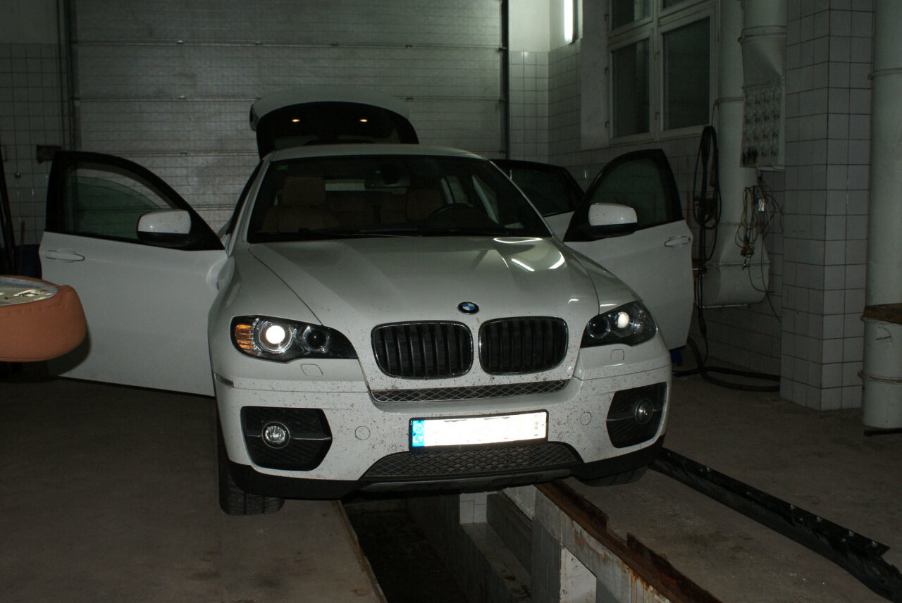 Šaudė, apgadino prabangų BMW: sulaikyti įtariamieji žudikai dėl pasikėsinimo Šiauliuose