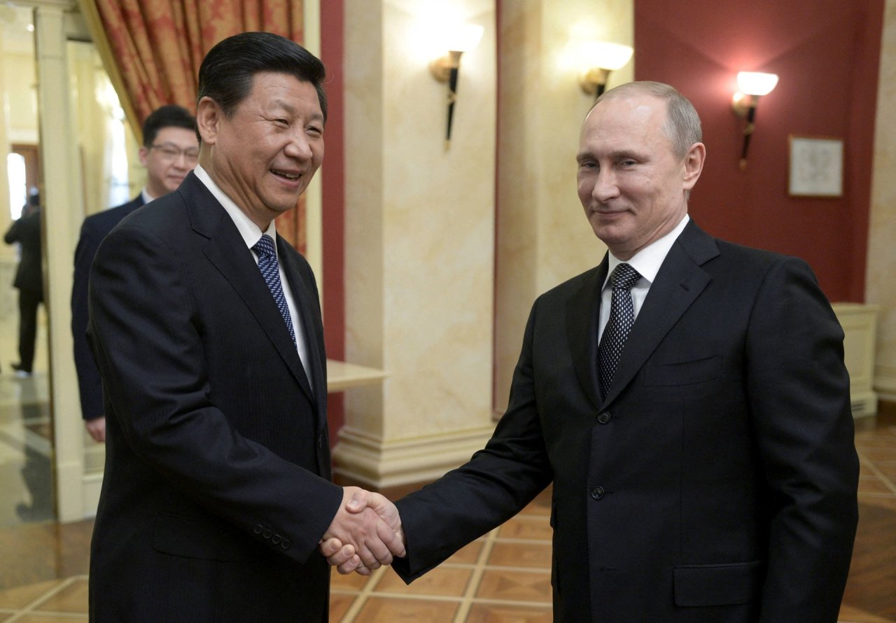 Su Xi Jinpingu susitikęs V.Putinas peikia „bandymus sukurti vienpolį pasaulį“