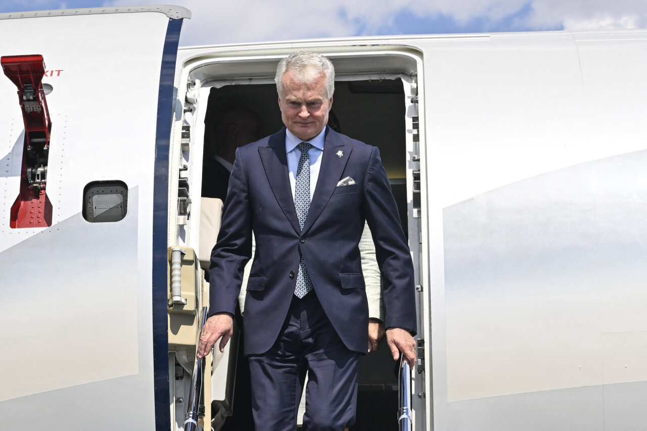 Nausėda su delegacija į NATO vir&scaron;ūnių susitikimą skrido užsakytu prabangiu lėktuvu