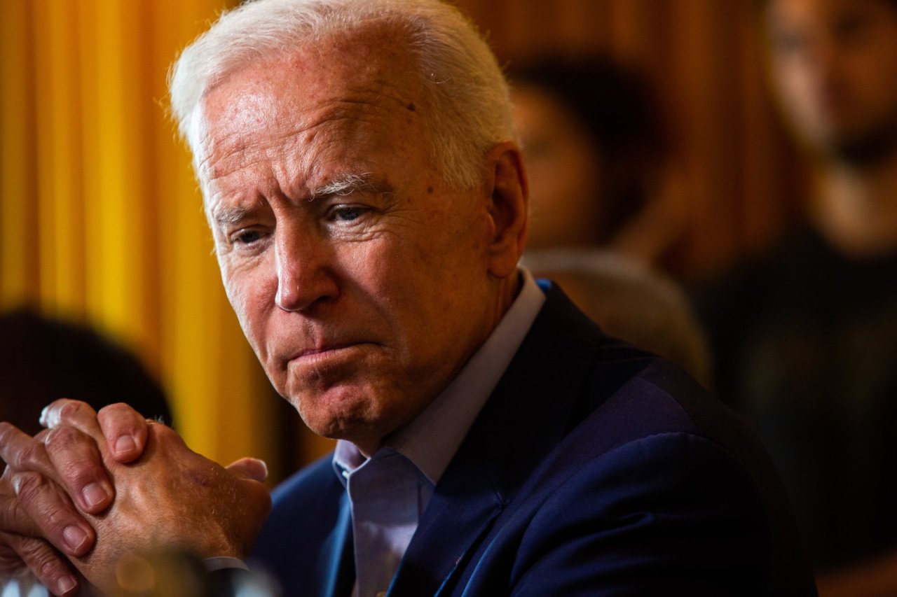 „Politico“: laikas įsprausti J.Bideną į kampą, kad pagaliau atsakytų į Ukrainai svarbiausią klausimą