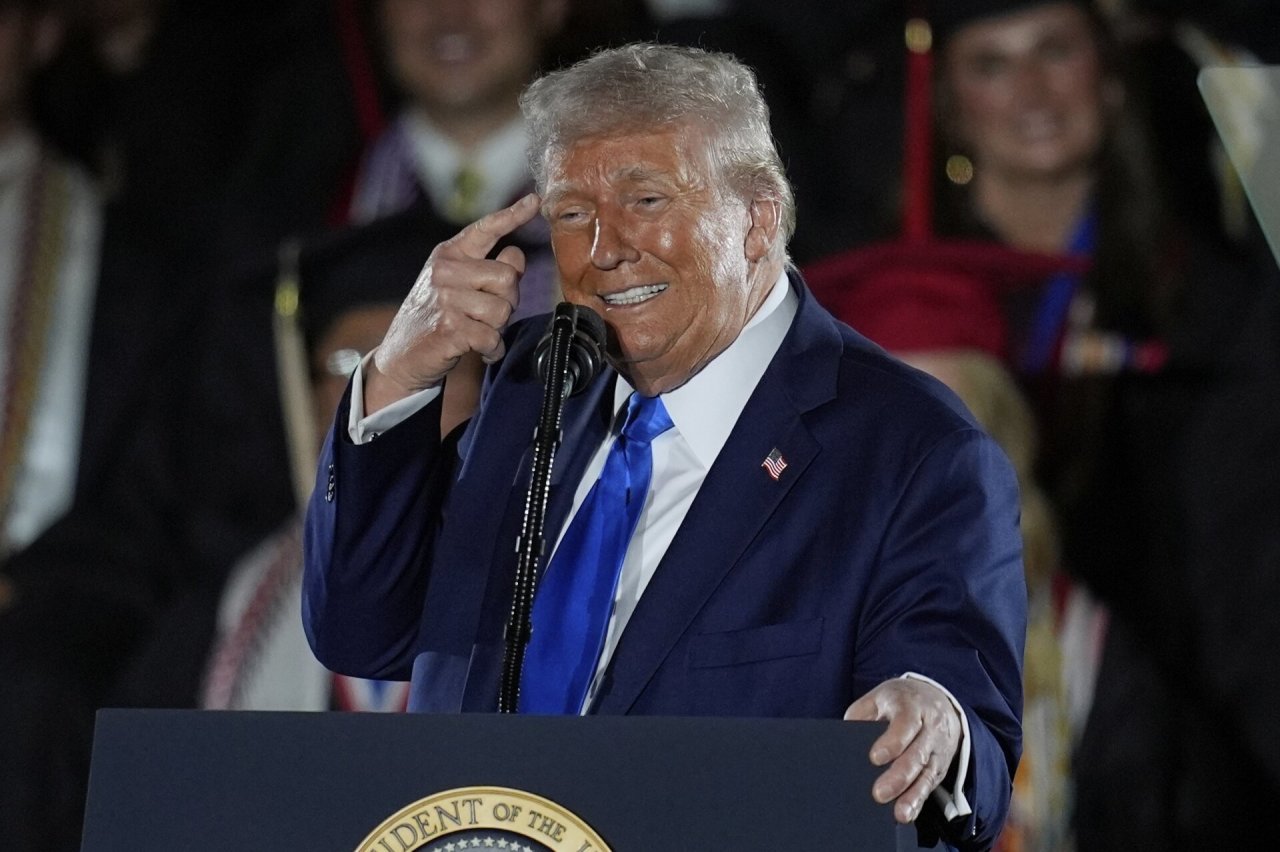 Trumpas sakė nežinąs, ar būdamas prezidentu privalo ginti JAV Konstituciją