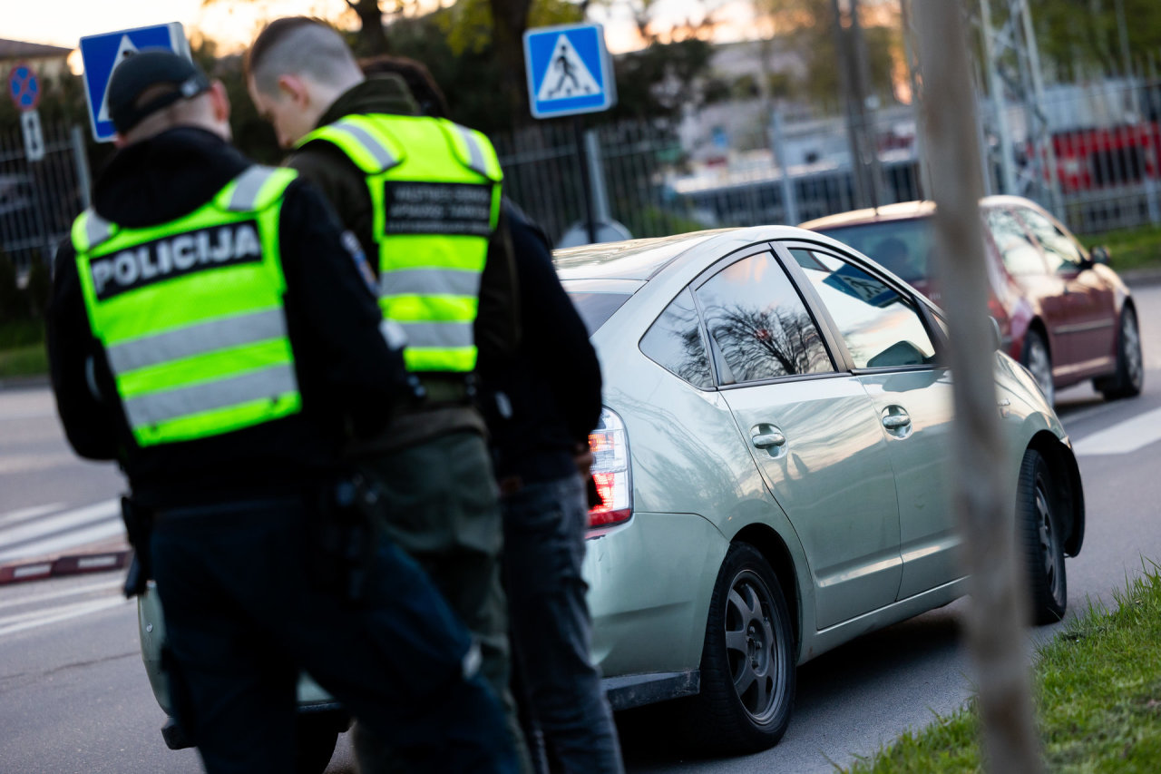 Keleivis pavežėjui už paslaugą „atsilygino“ smūgiu į veidą ir dar pagrobė 10 eurų