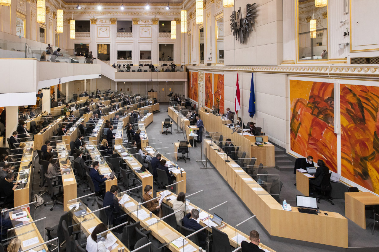 Austrijos parlamentas pritarė siūlymui padaryti COVID-19 skiepus privalomus suaugusiesiems