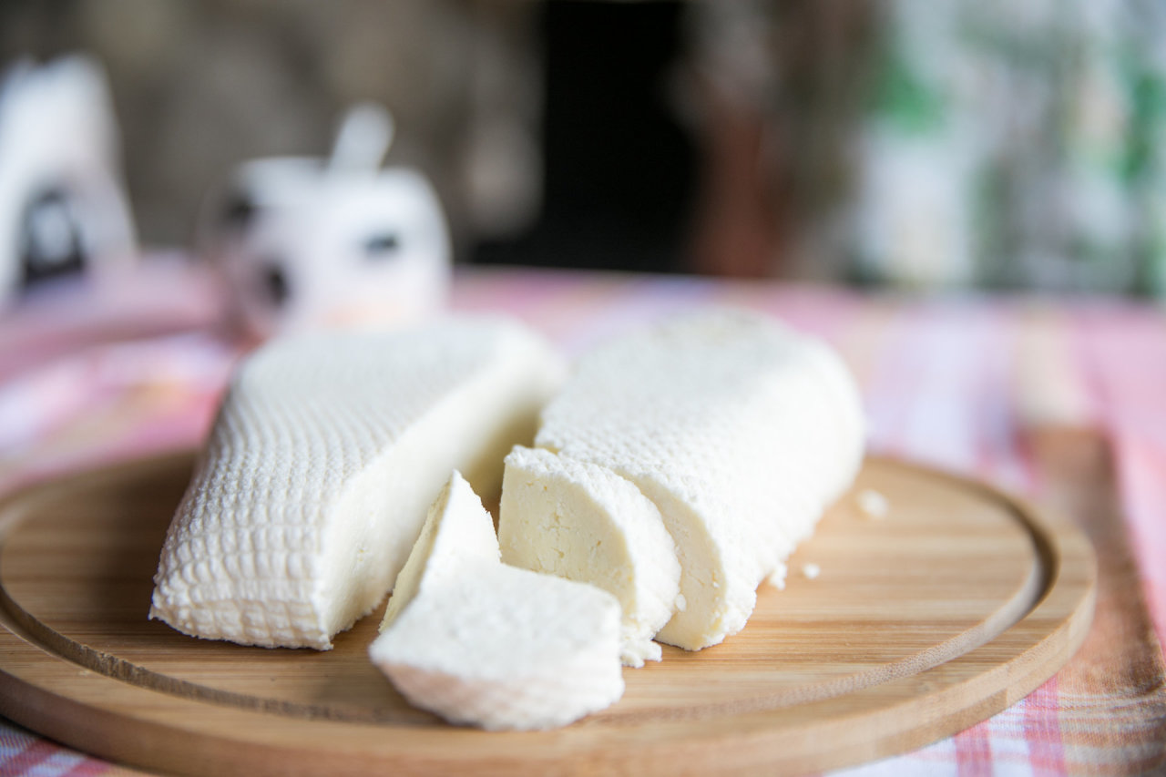 Akmenės rajone konfliktas dėl „neteisingai“ pjaustyto sūrio baigėsi vyro mirtimi