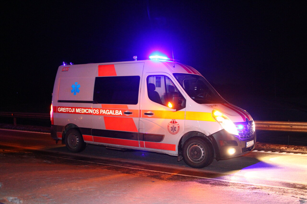 Garažų komplekse Rokiškyje vyras įkrito į remonto duobę
