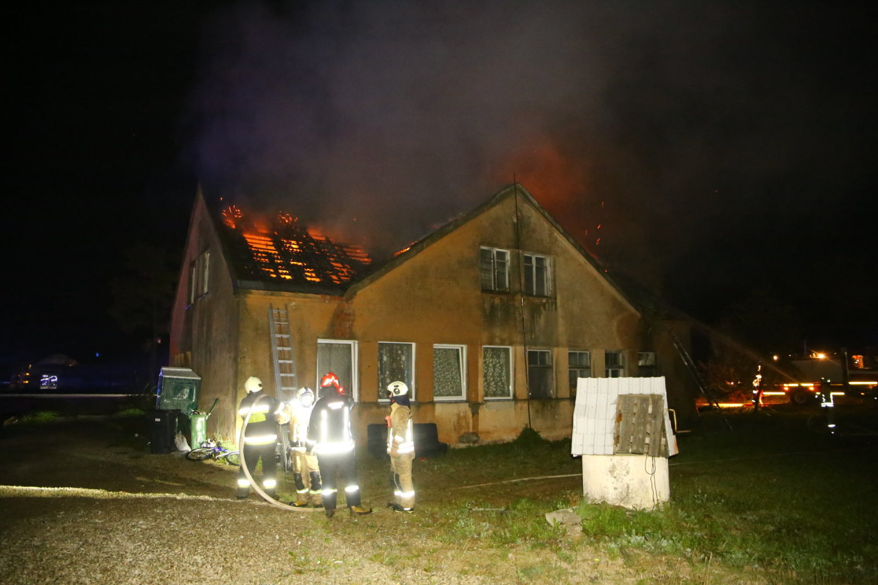 Radviliškio rajone supleškėjo gyvenamuoju namu tapusi senoji mokykla