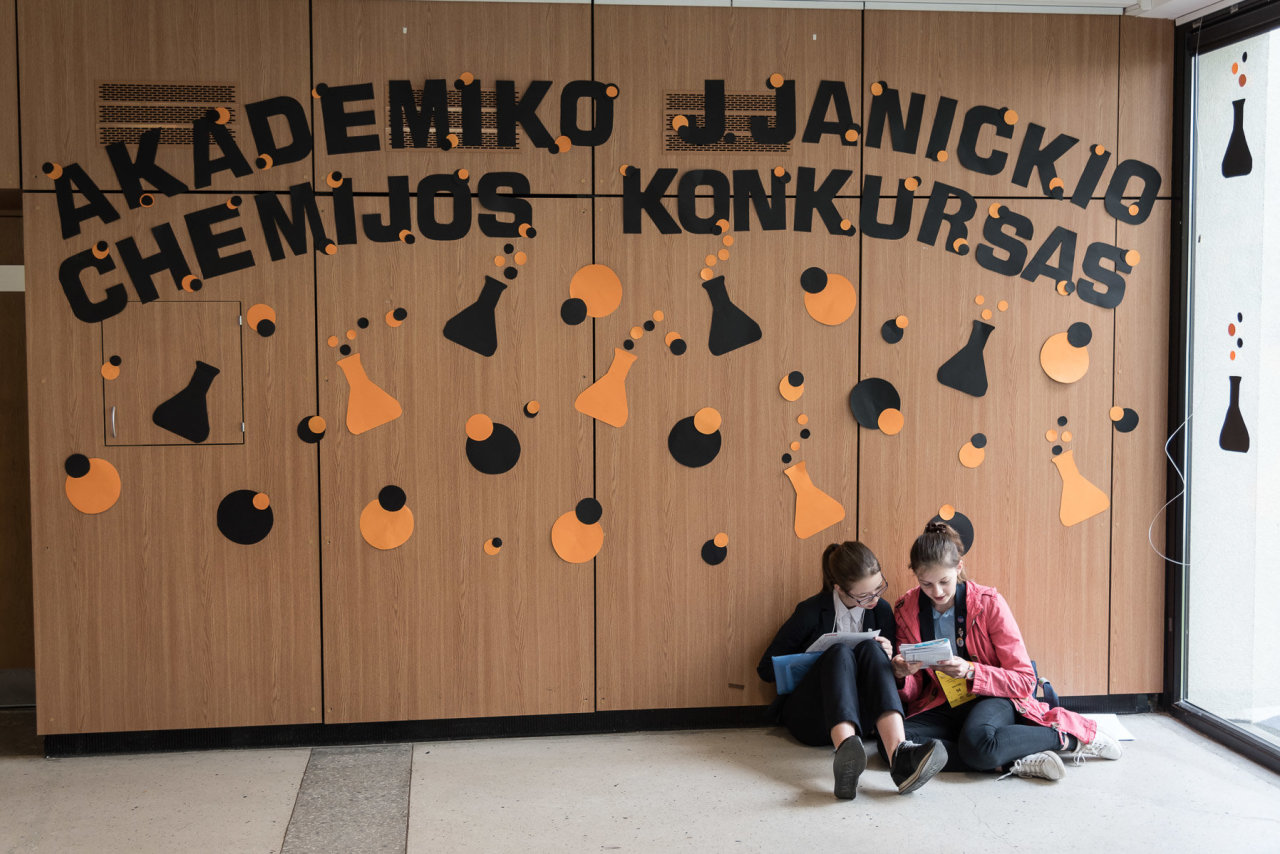 Mokinius kviečia didžiausias chemijos dalyko konkursas Lietuvoje