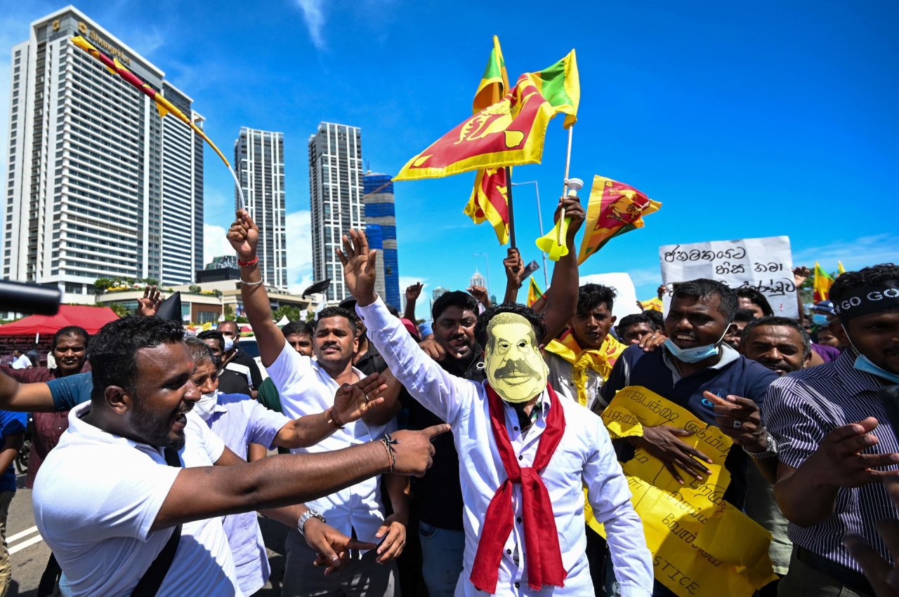 Ekonominės krizės ištiktą Šri Lanką paralyžiavo visuotinis streikas