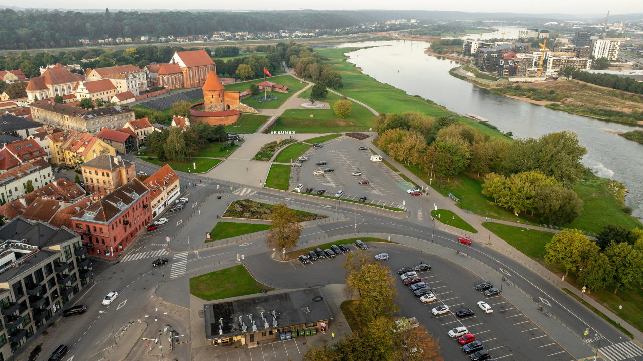 Kaunas laukia architektų idėjų: naujas pastatas, požeminė aikštelė prie pilies ir žalia erdvė virš jos