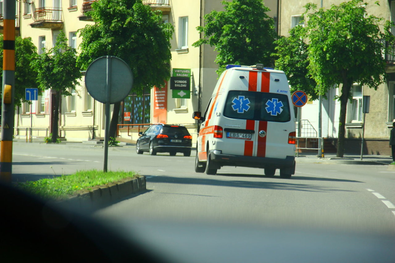 Šakiuose – paciento agresija prieš medikus: smogė slaugei, apdaužė GMP automobilį