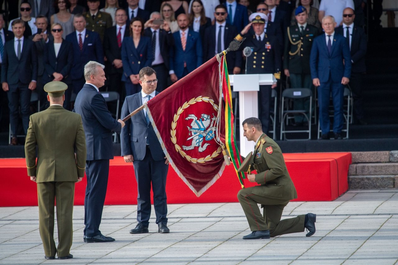 Tarp pirmųjų prisiekusio kariuomenės vado R.Vaikšnoro darbų – karių problemų išklausymas