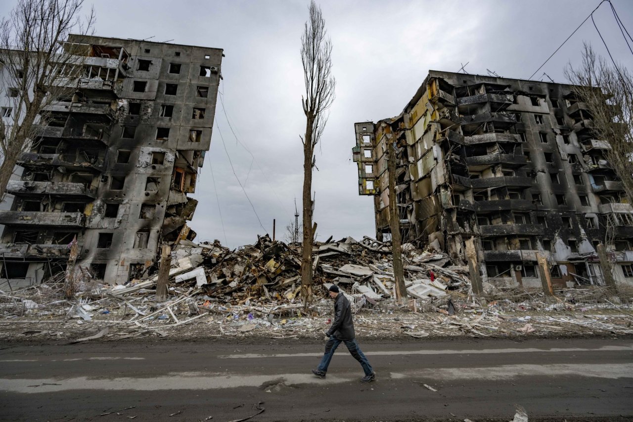 Sunaikinta Borodianka: baiminamasi, kad po griuvėsiais gali būti šimtai kūnų