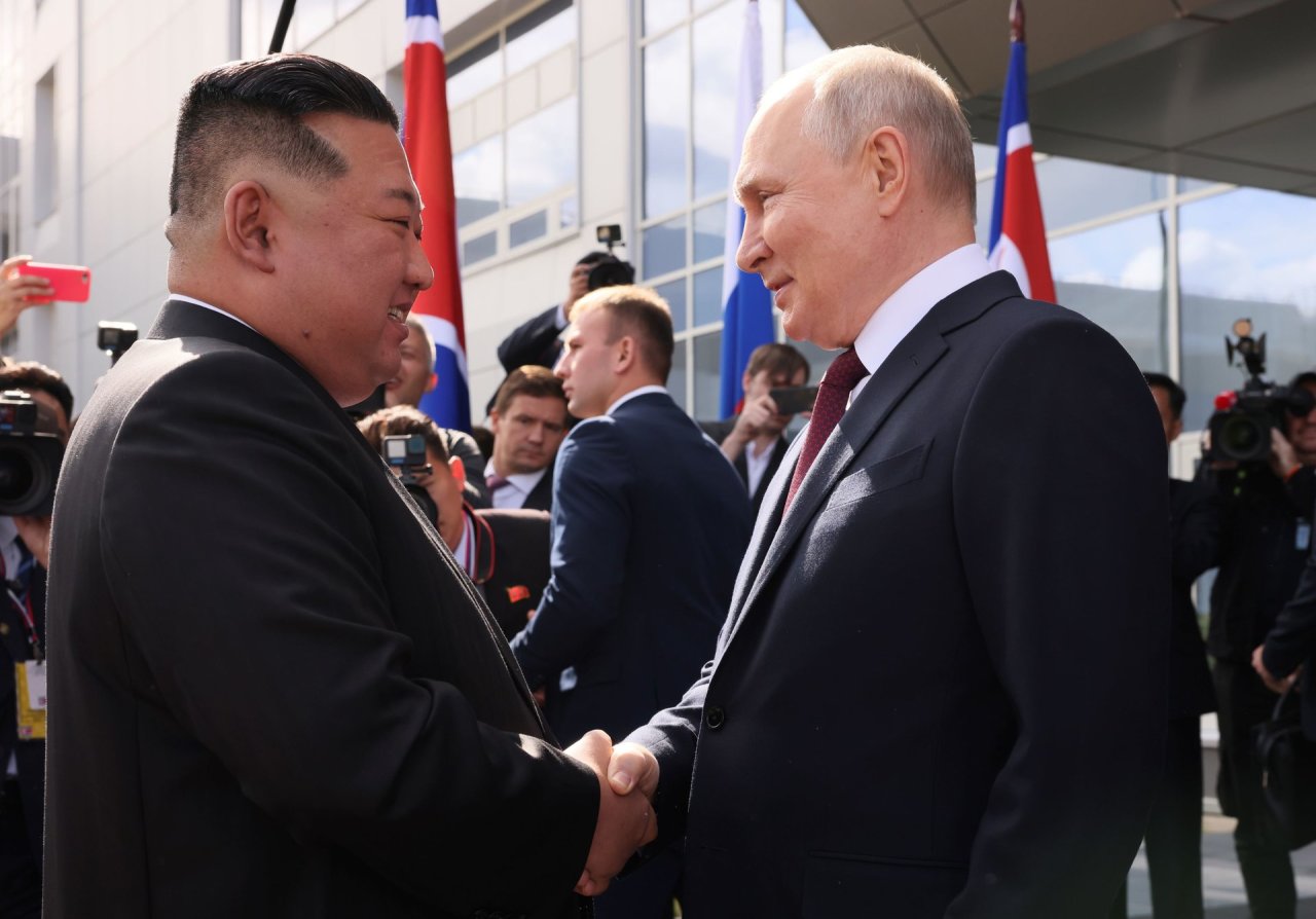Abipusis nepasitikėjimas: ar tikrai V.Putinas ir Kim Jong Unas po tostų atsisakė gerti iš savo taurių?