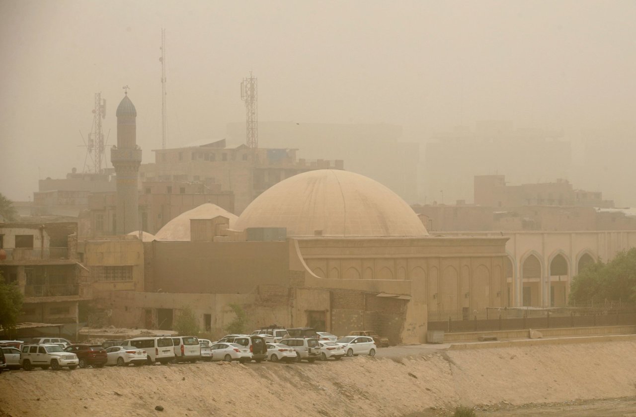Smėlio audra paralyžiavo Iraką