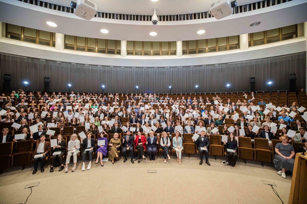 Vyriausybėje pasveikinti geriausiai egzaminus išlaikę abiturientai