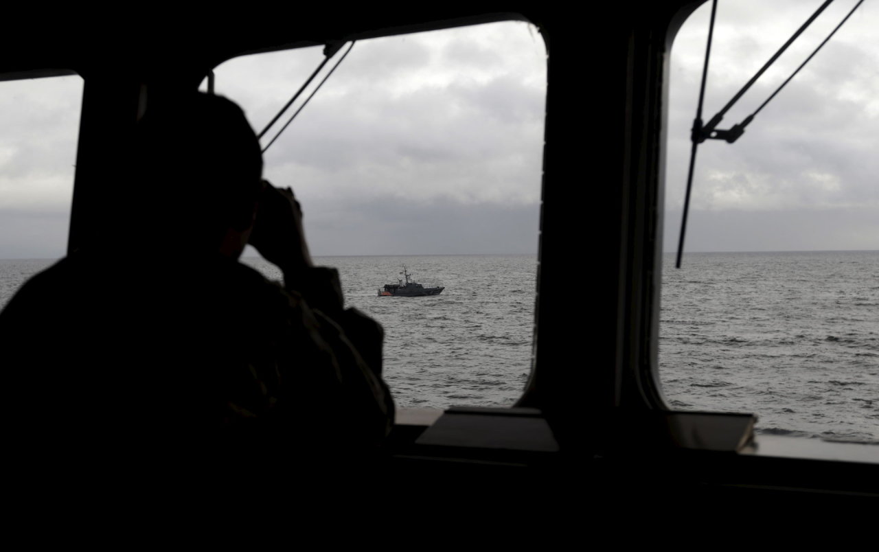 Latvijos karinis laivynas ieškodamas sudužusio lėktuvo surado žmonių palaikų