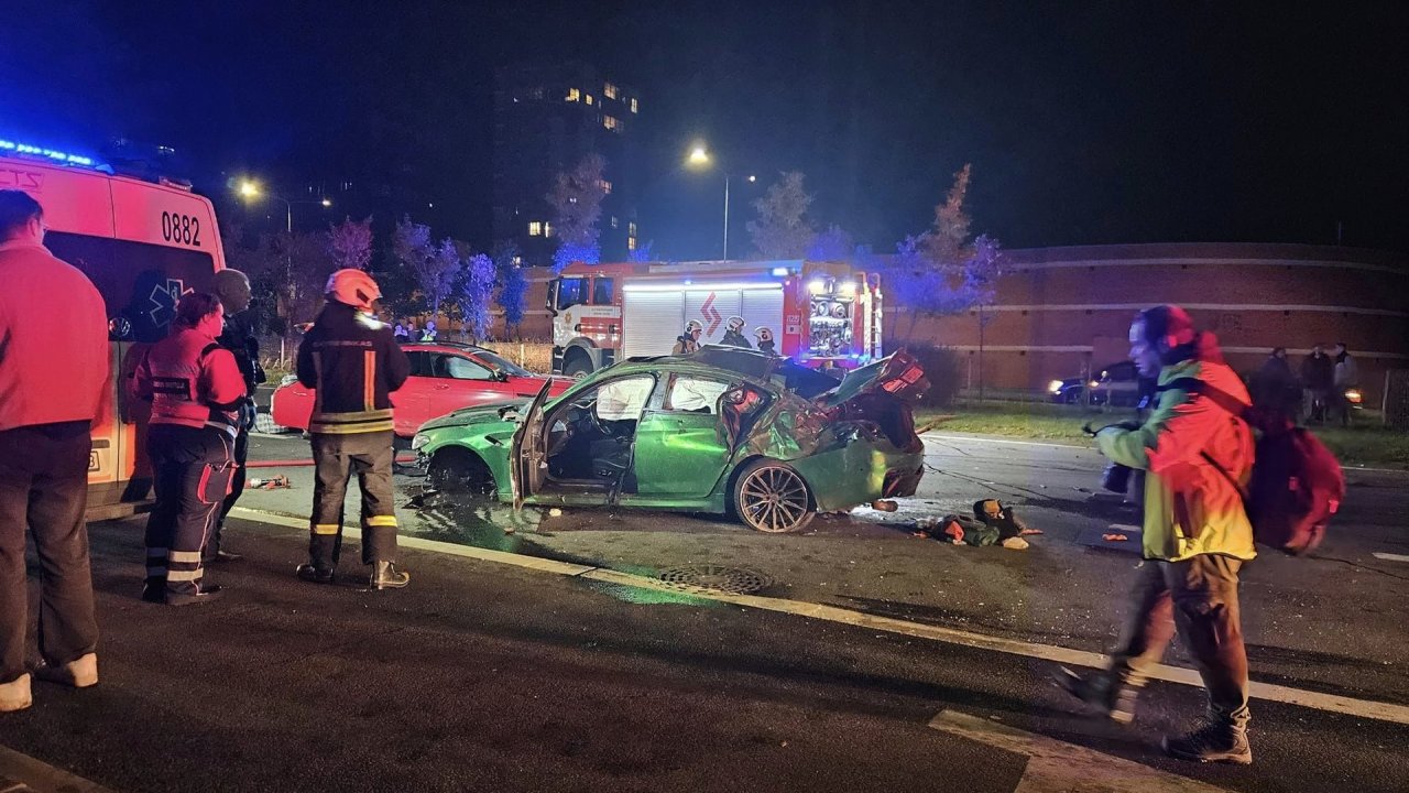 Vilniuje penktadienio vakarą įvyko didelė avarija: susidūrė du BMW automobiliai