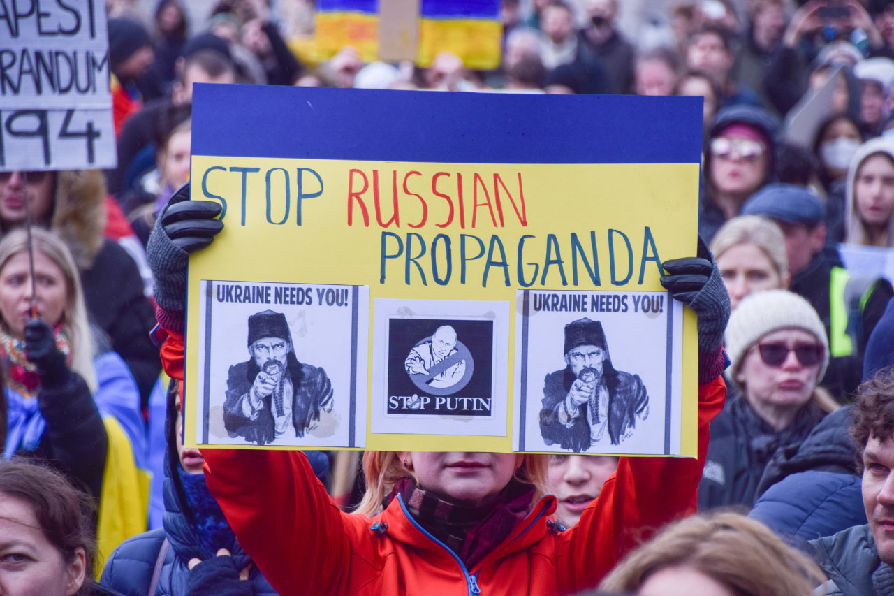 Volodymyras Zelenskis turi pasiduoti, o vokiečiai kovotų už Rusiją: kaip gimsta tokios „naujienos“