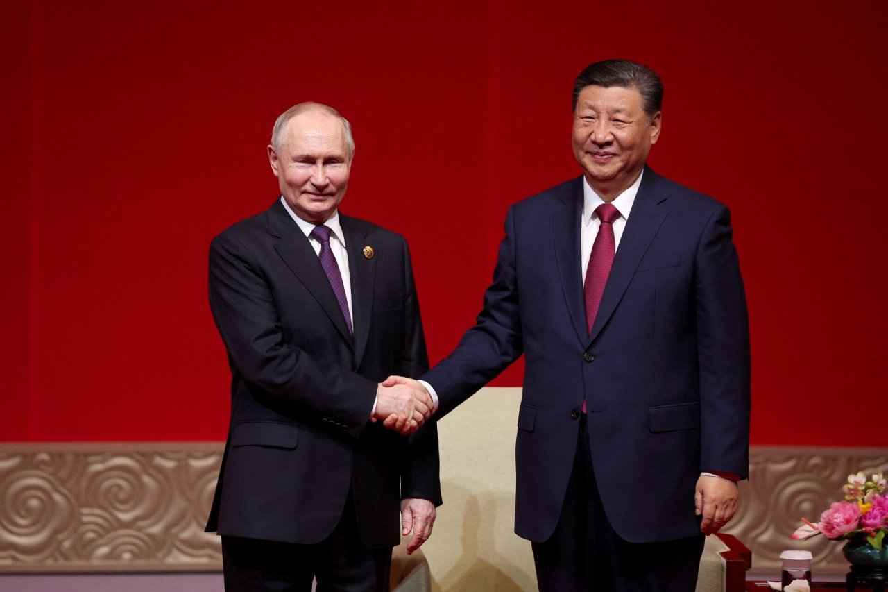 Išbandymas Kinijos ir Rusijos draugystei: akys krypsta į kaimynę, kuri domina ir Pekiną, ir Kremlių
